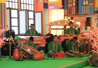 1325_Sejumlah_instrumen_pengiring_dalam_pertunjukan_gambang_kromong